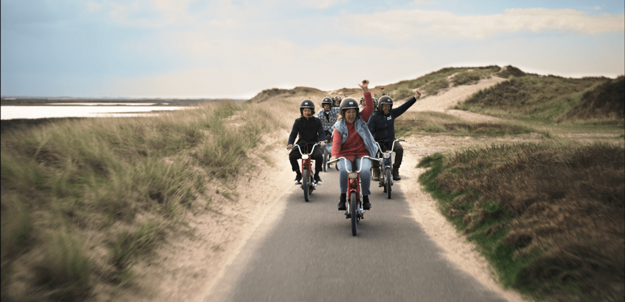 Mette Horn og familie kører på Puch Maxi i tv-reklamen for "Meget mere end bare Danmark"