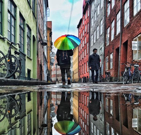 En regnfuld dag i Magstræde, København