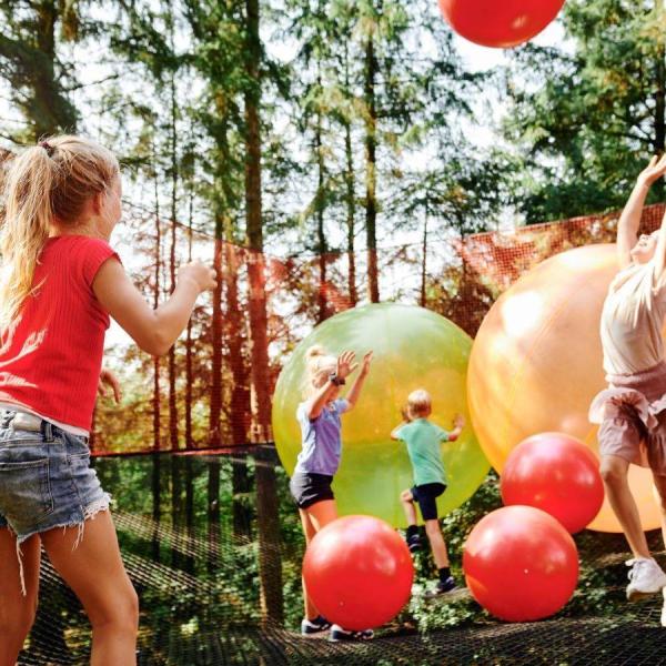 Kinder spielen mit Riesenbällen im WOW Park in Billund
