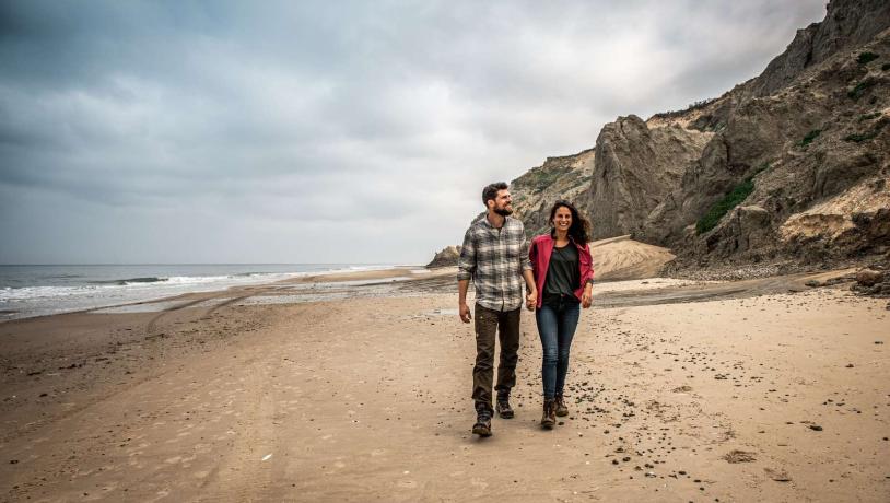 Par på strand i Løkken, Danmark om høsten