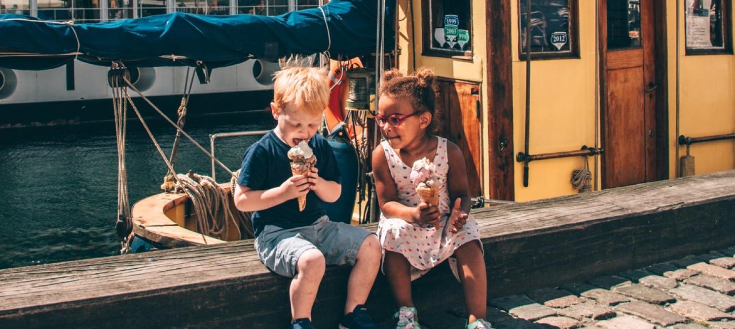 Børn spiser is ved Nyhavn