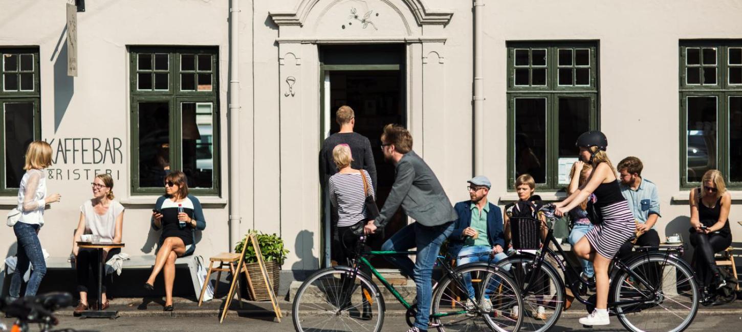 Hyggelige Straße und Kaffebar in Aarhus, Dänemarks zweitgrößter Stadt