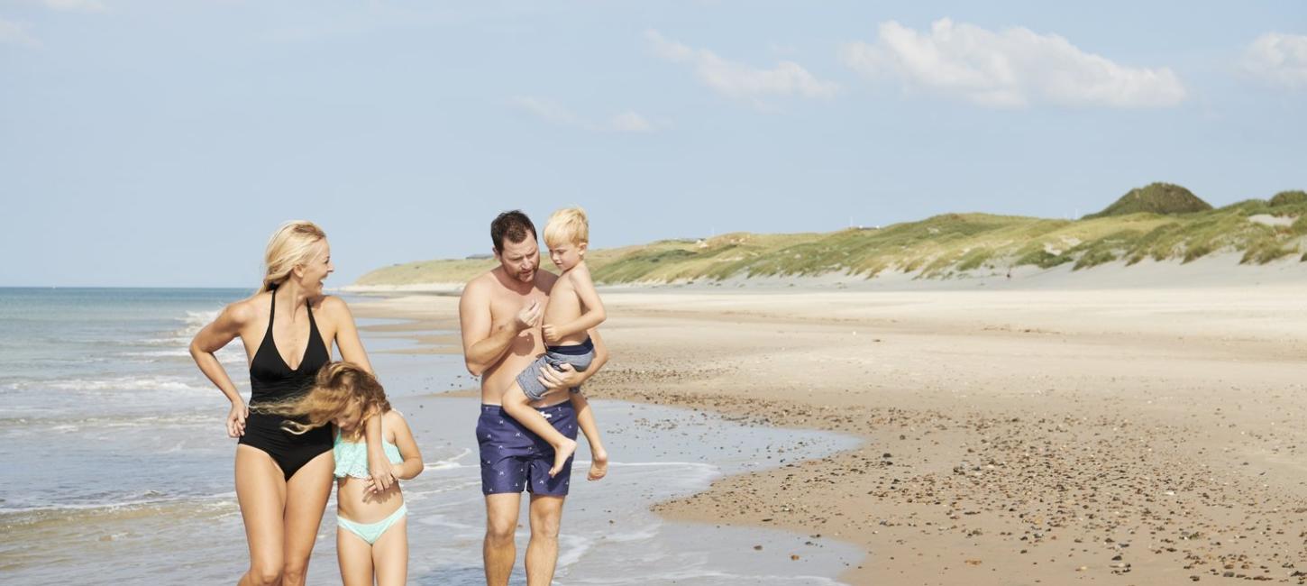 Familie på strand i Hirtshals 