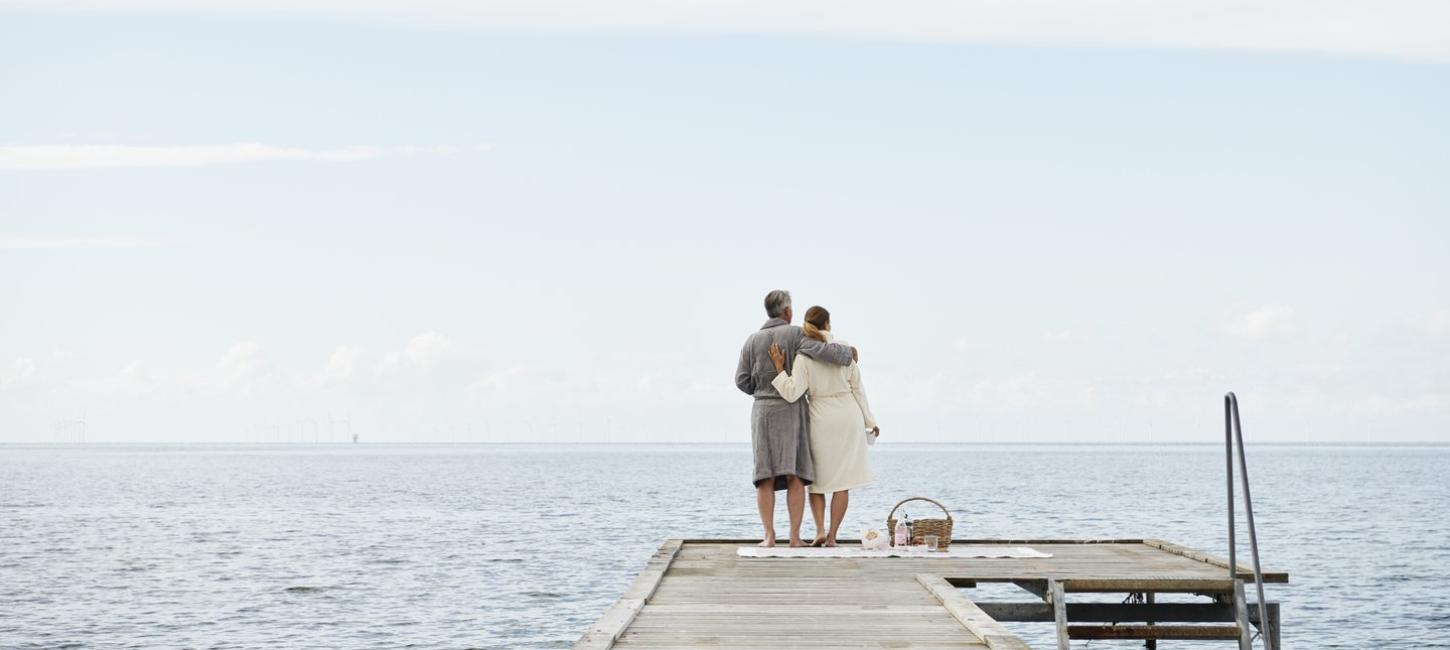 Par på badbro i Nysted i Danmark