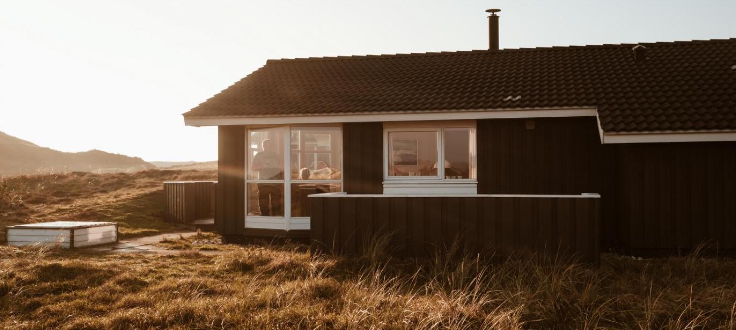 Sommerhaus an der dänischen Nordsee im Sonnenuntergang