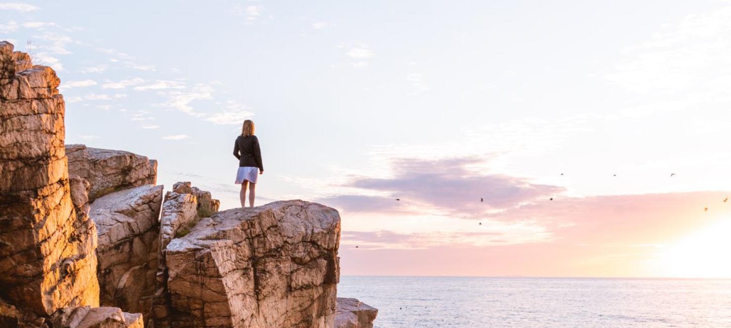 Kvinde på klipper ved Gudhjem