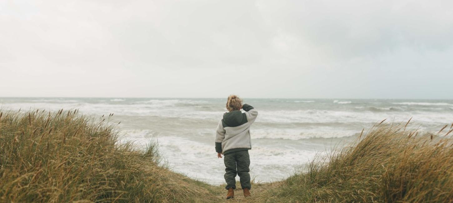 Barn ser utover havet på høsten på Skallerup Strand, Skallerup Klit, Lønstrup