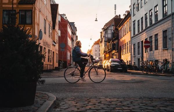 Pige cykler på Christianshavn i København