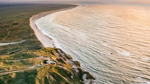 Das Bild zeigt Bulbjerg, eine Kalksteinklippe und die schöne Natur 