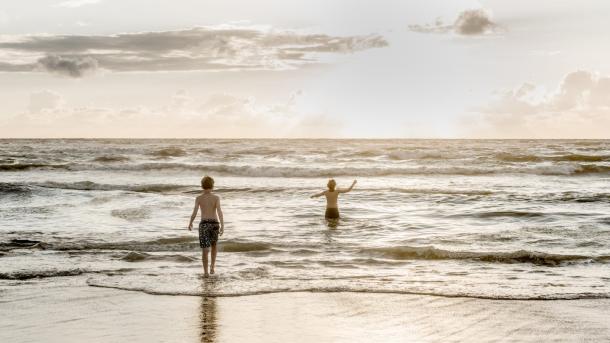 To gutter bader ved Henne Strand i Nordjylland, Danmark
