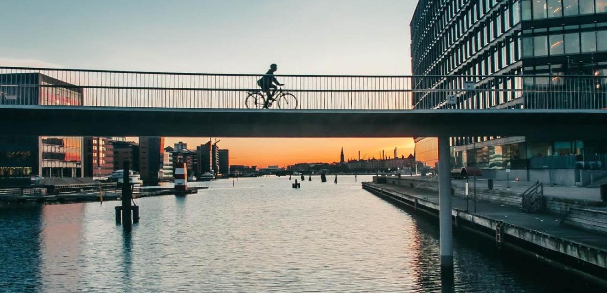 En av Köpenhamns många cykelbroar.