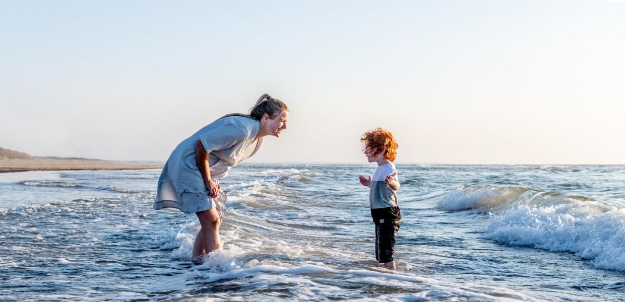 Mor og sønn på stranden i Nordjylland