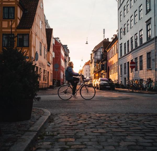 Pige cykler på Christianshavn i København