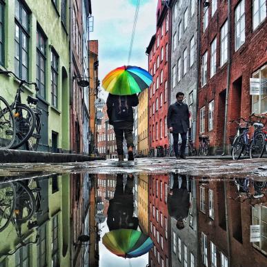 En regnfuld dag i Magstræde, København