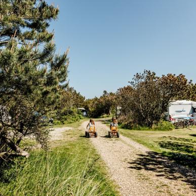 Zwei Kinder spielen auf dem Campingplatz Nystrup Camping in Klitmøller in Nordjütland an der Dänischen Nordsee