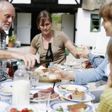 Familie beim Mittagessen in Dänemark