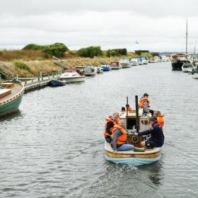 Familie auf dem Weg zum Angeltrip im Hafen von Løgstør