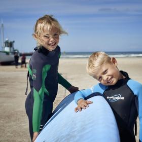 Stränderna på Nordjylland passar perfekt för att lära sig surfa. Lökken strand. 