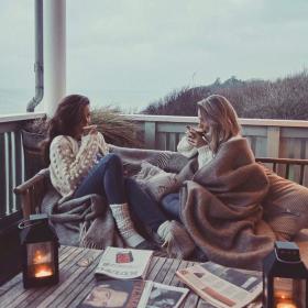 To kvinder sidder ude på Helene Badehotel i Tisvilde