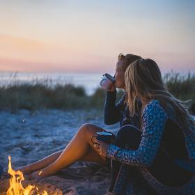 Hygge und Lagerfeuer am Strand von Tisvilde im dänischen Nordseeland