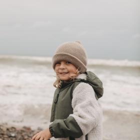 Barn på Skallerup strand i Jylland