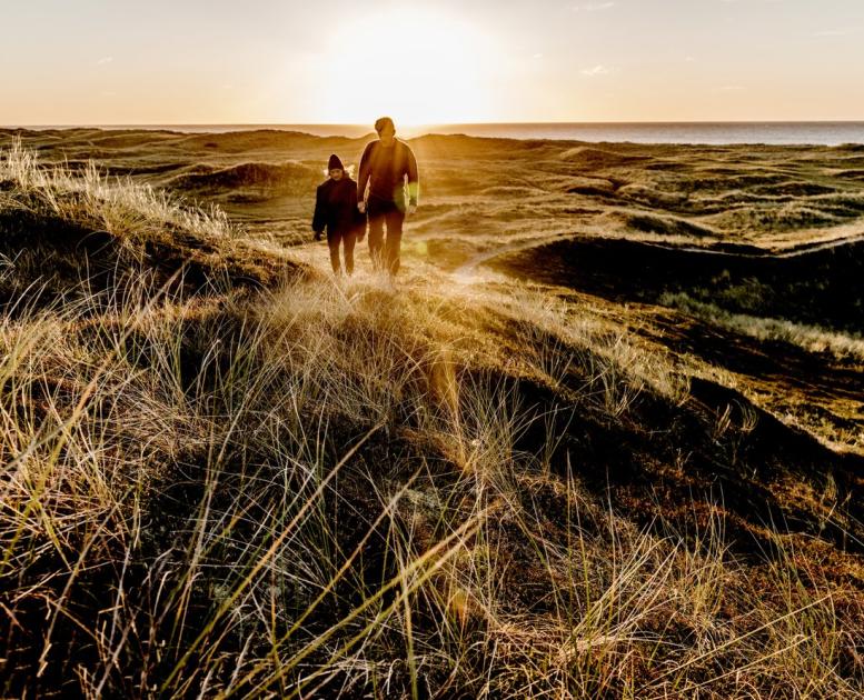 Par på gåtur i solskinnet i Nationalpark Thy