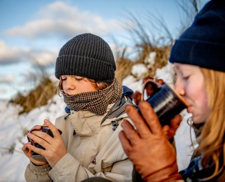 Kvinder i klitterne en vinterdag i Klitmøller
